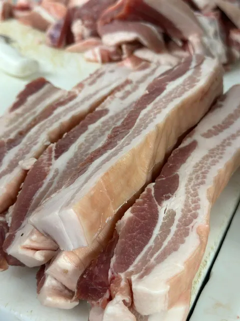 Cortes de cerdo y tocino en la vitrina