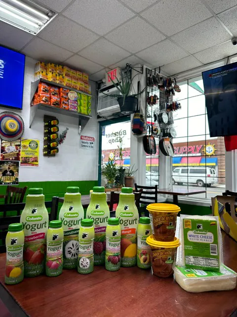 Pasillo de productos latinos en La Andina