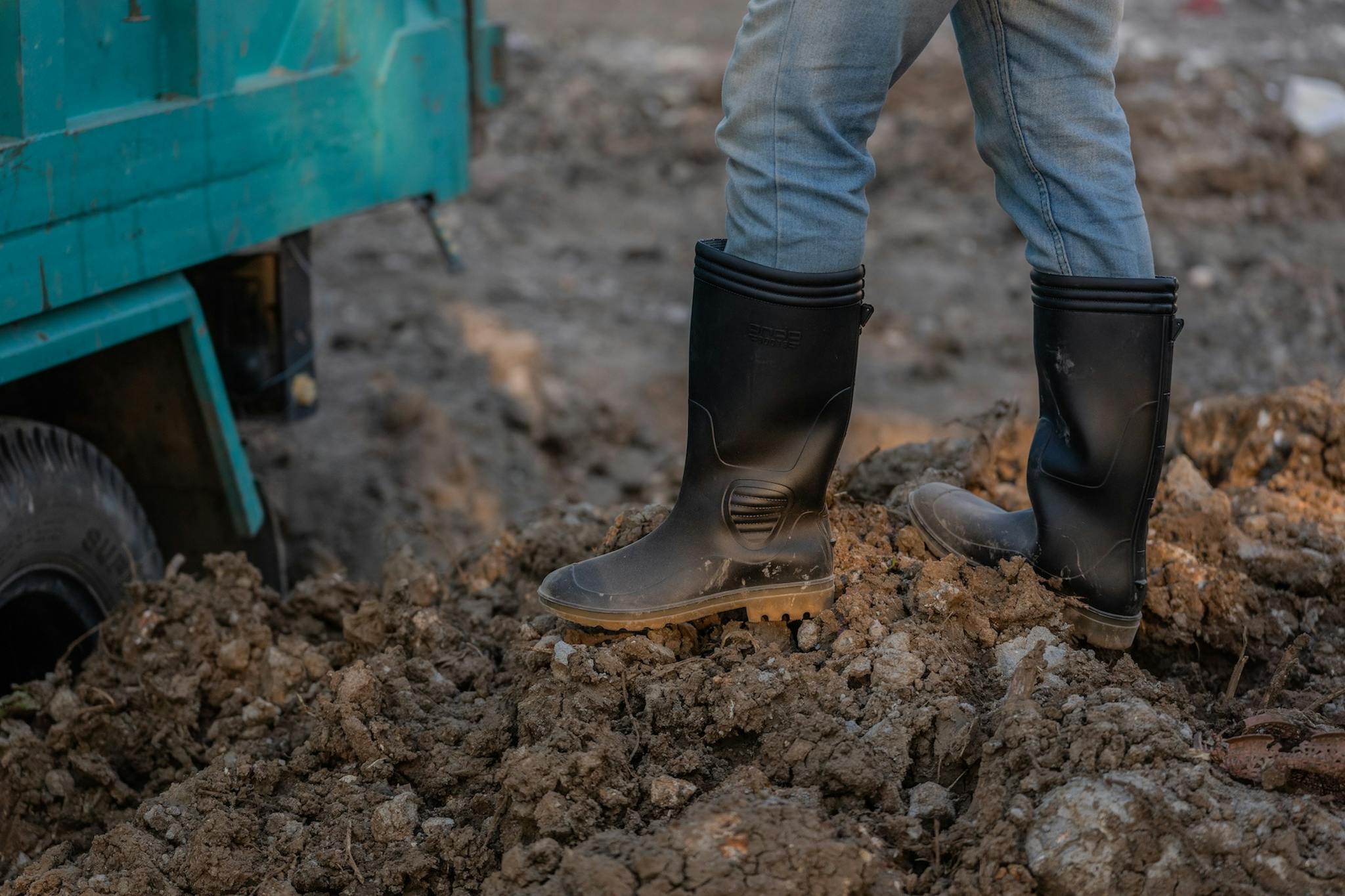 Ando Boots Konstruksi
