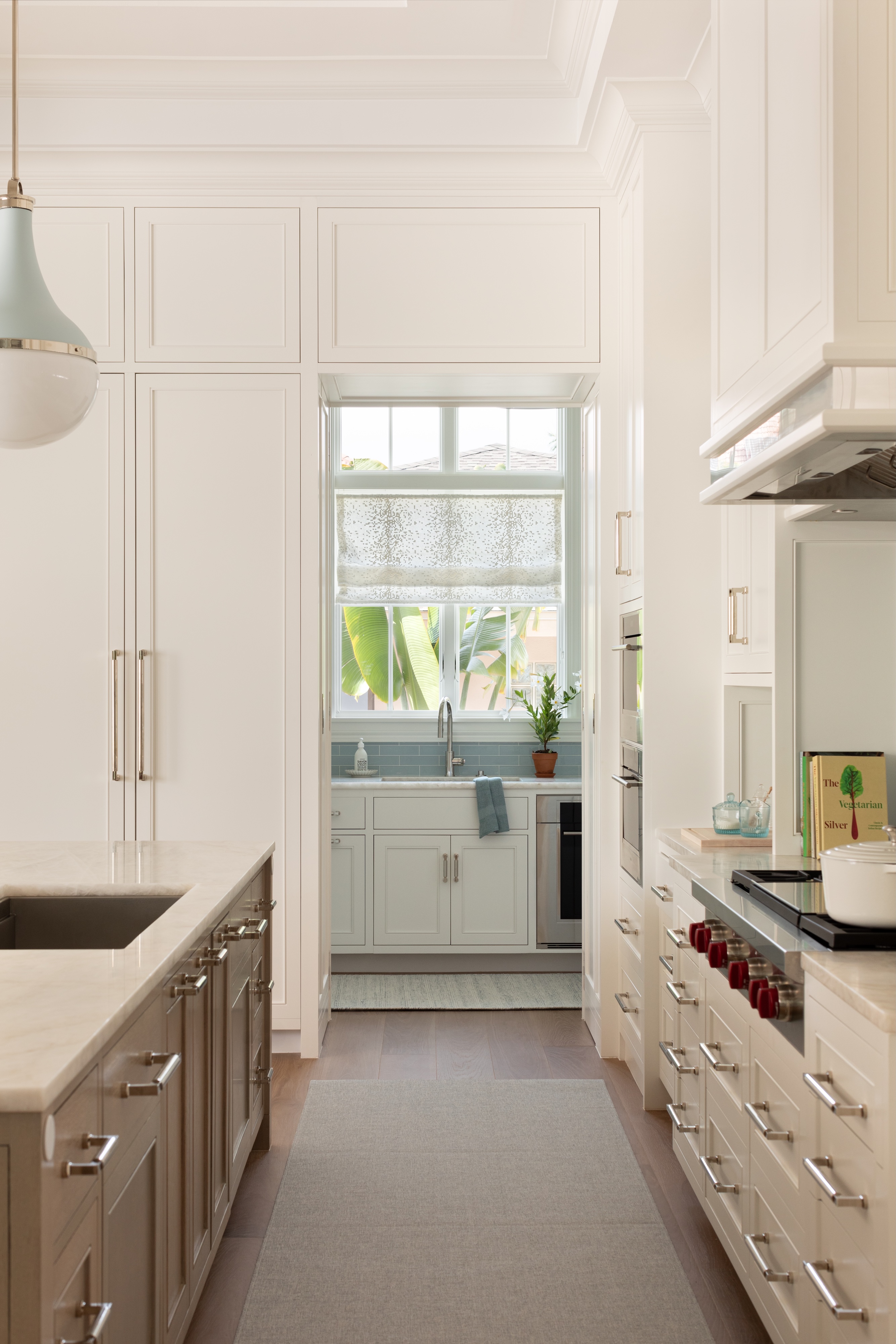 Pw Andrea Goldman Luxury Interior Design Firm Chicago Naples Vacation Home Openplan Kitchen Window