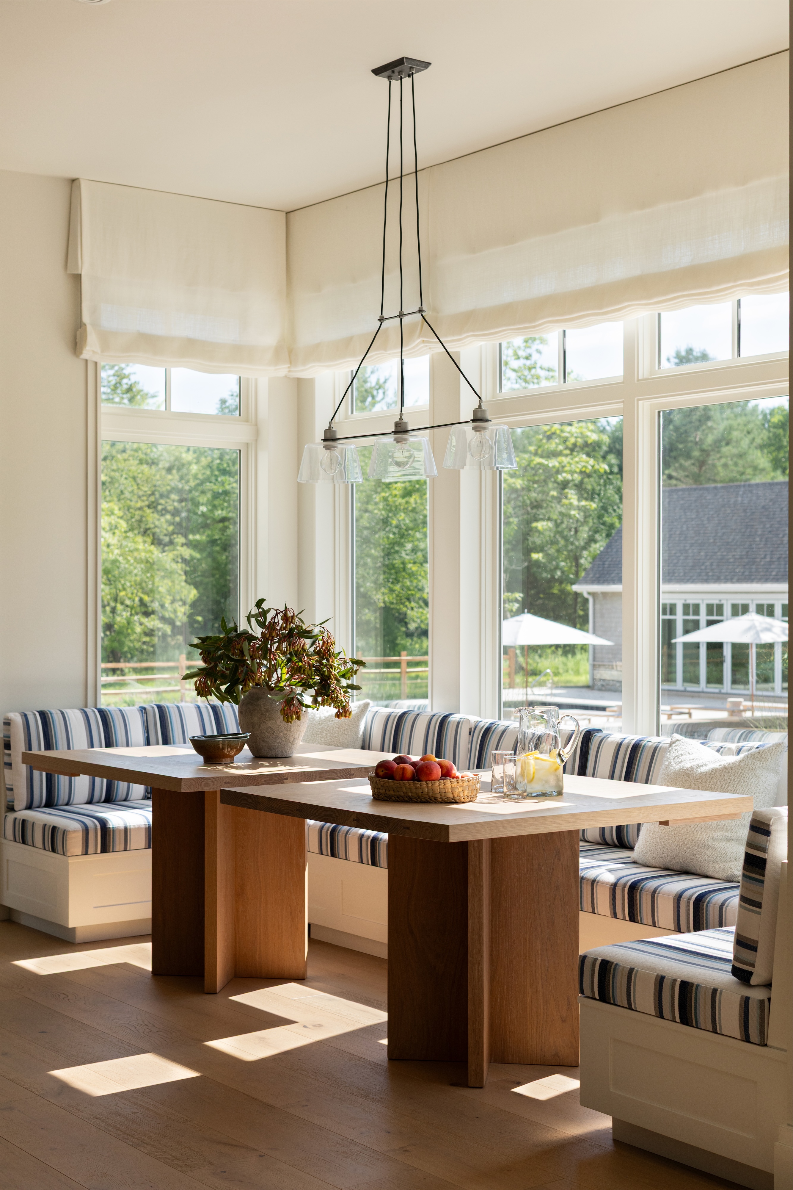 QJ Andrea Goldman Luxury Interior Design Firm Chicago Chavin Openplan Kitchen Breakfast Banquette