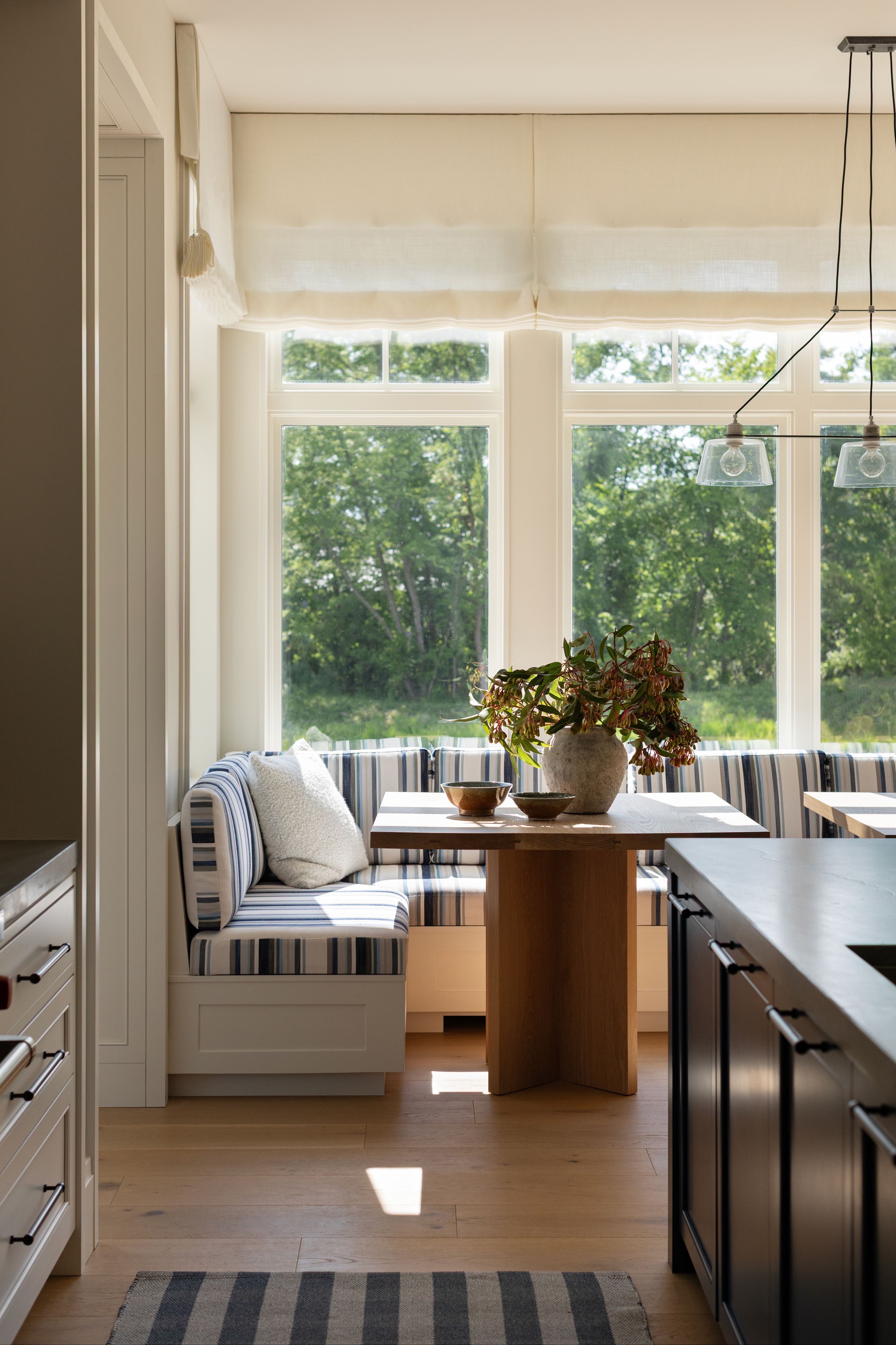 QL Andrea Goldman Luxury Interior Design Firm Chicago Chavin Openplan Kitchen Breakfast Banquette Details