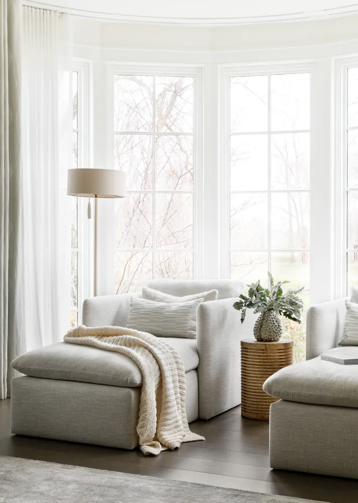 Vq Andrea Goldman Luxury Interior Design Firm Chicago Burns Primary Bedroom Seating Baywindow