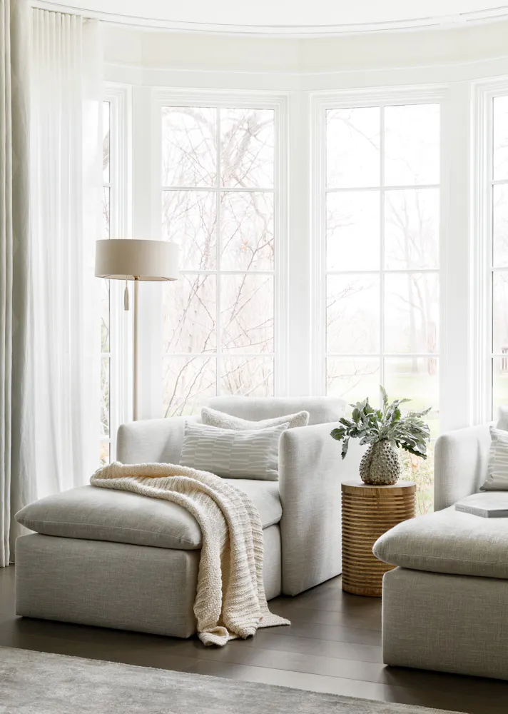 Vq Andrea Goldman Luxury Interior Design Firm Chicago Burns Primary Bedroom Seating Baywindow