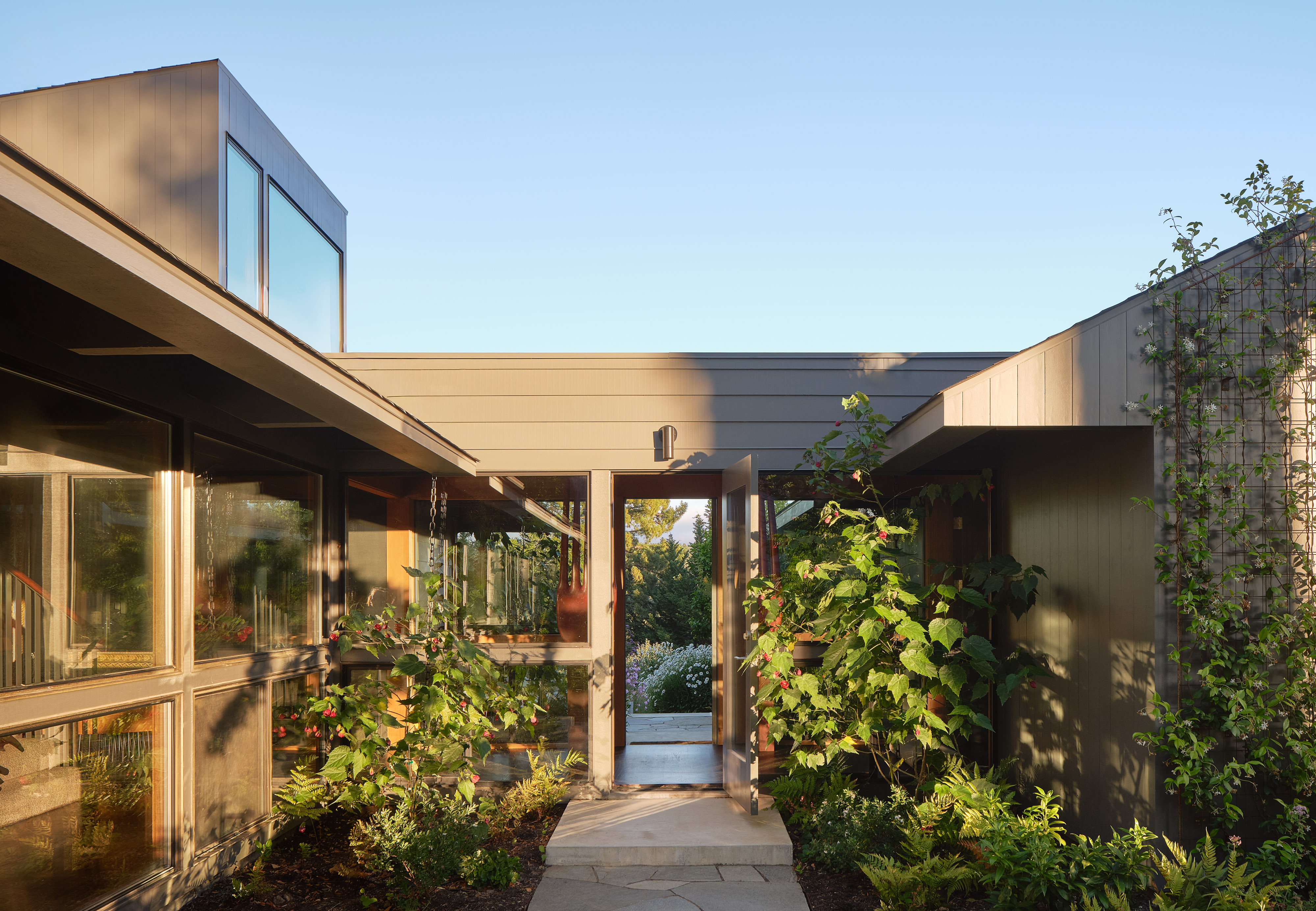 Andrew-Mann-Architecture-California-Sonoma-Retreat-Front-Facade-ii