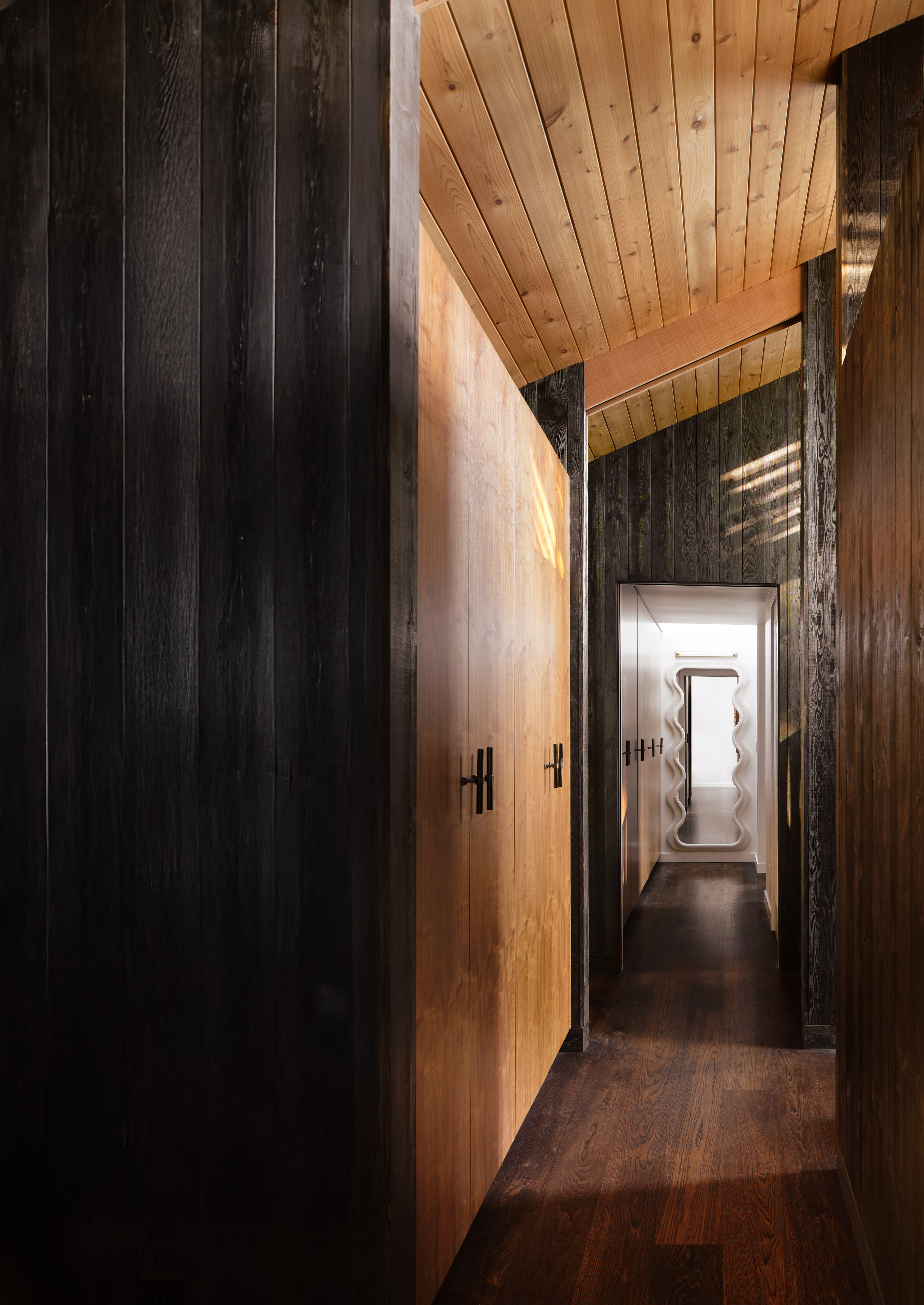 Andrew-Mann-Architecture-California-Sonoma-Retreat-Primary-Bedroom-Hall
