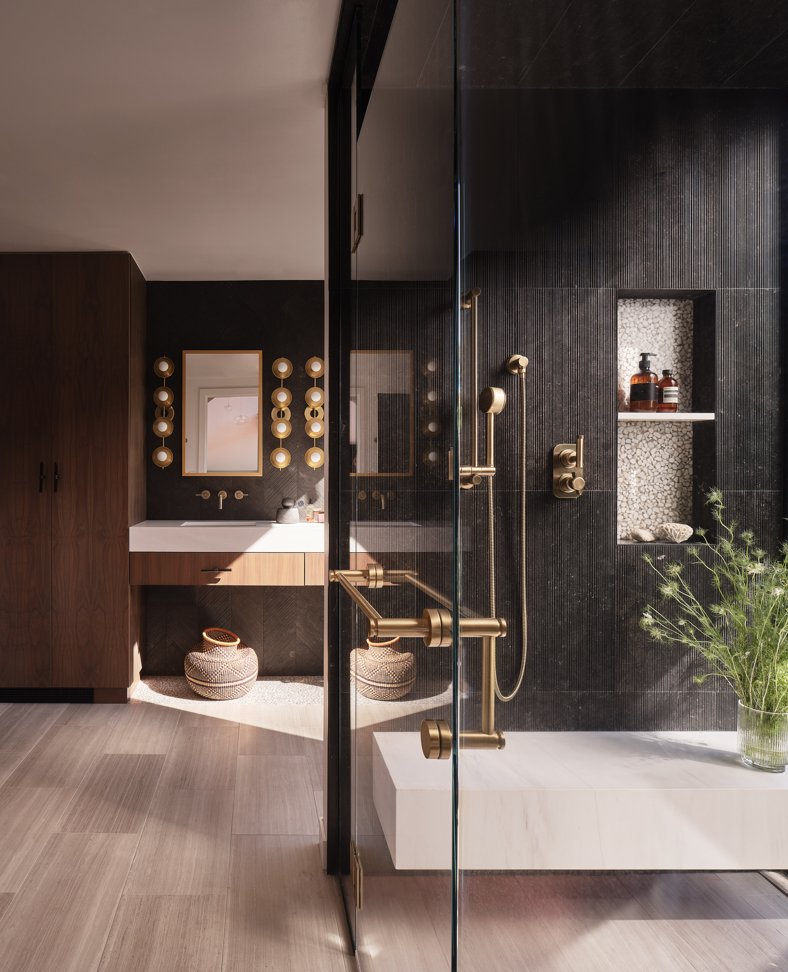 Andrew-Mann-Architecture-California-Sonoma-Retreat-Primary-Bedroom-Bath-i