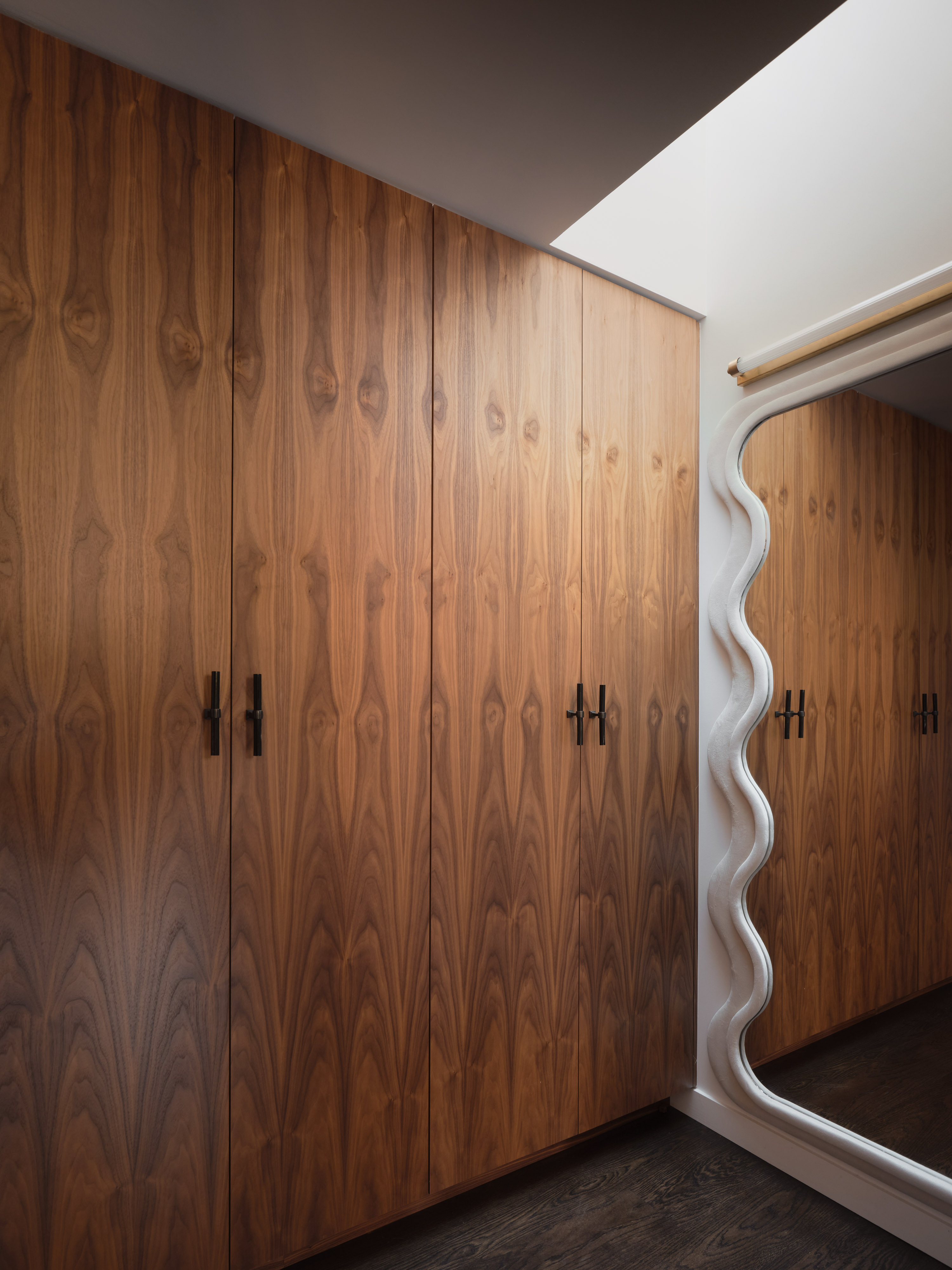 Andrew-Mann-Architecture-California-Sonoma-Retreat-Primary-Bedroom-Closet-ii