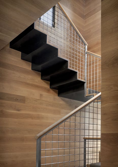 Andrew-Mann-Architecture-California-House-For-an-Artist-Stairwell-with black-underside-view