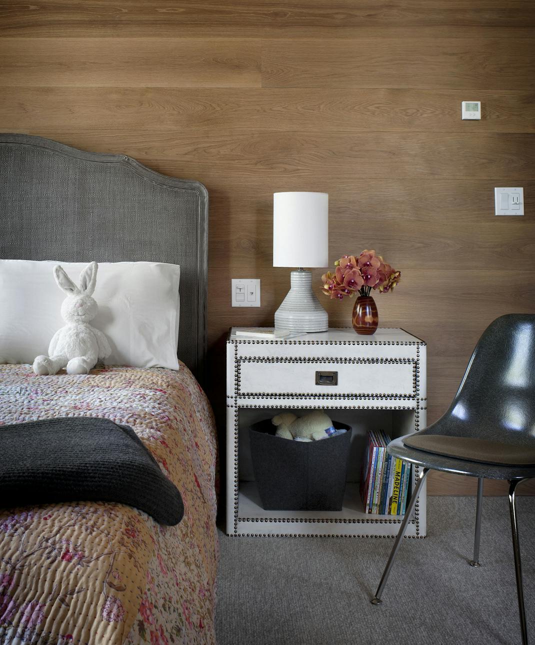 Andrew-Mann-Architecture-California-House-For-an-Artist-Bedroom-Nightstand