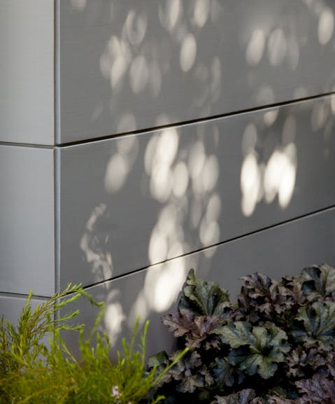 Andrew-Mann-Architecture-California-House-For-an-Artist-Exterior-Wall-with-Shadows