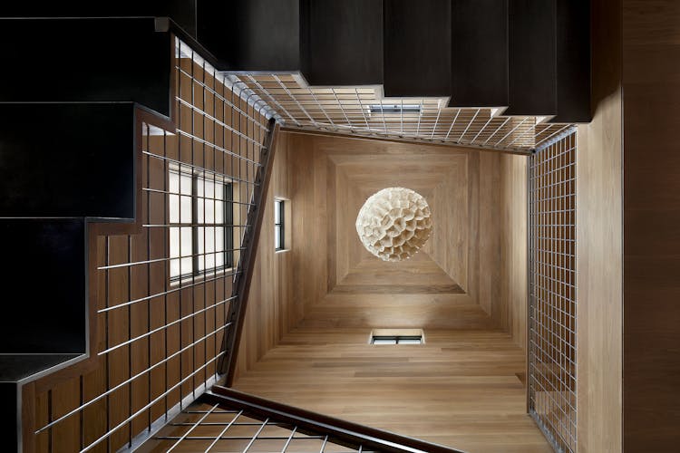 Andrew-Mann-Architecture-California-House-For-an-Artist-Stairwell-with-Hanging-Light