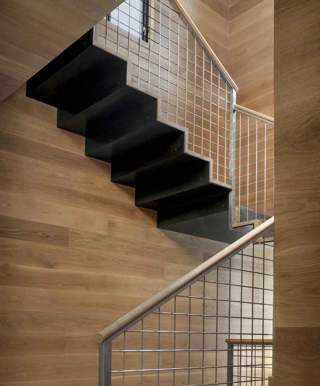 Andrew-Mann-Architecture-California-House-For-an-Artist-Stairwell-with black-underside-view