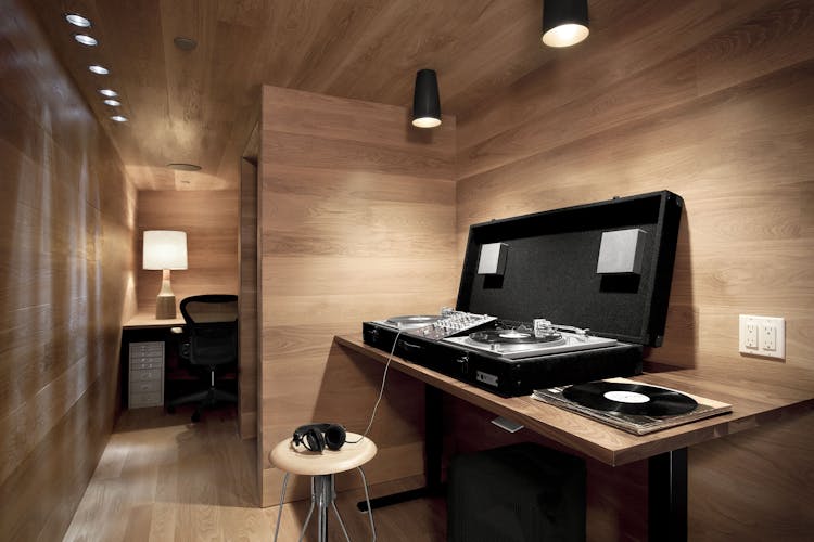 Andrew-Mann-Architecture-California-House-For-an-Artist-Turntable