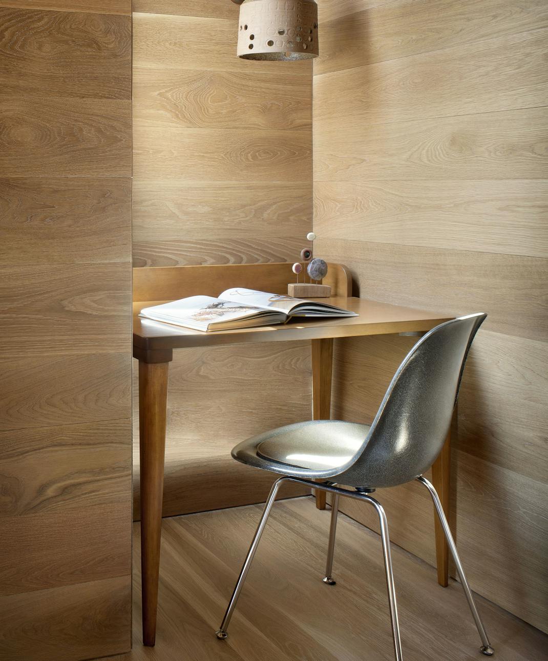 Andrew-Mann-Architecture-California-House-For-an-Artist-Workdesk-with-Chair