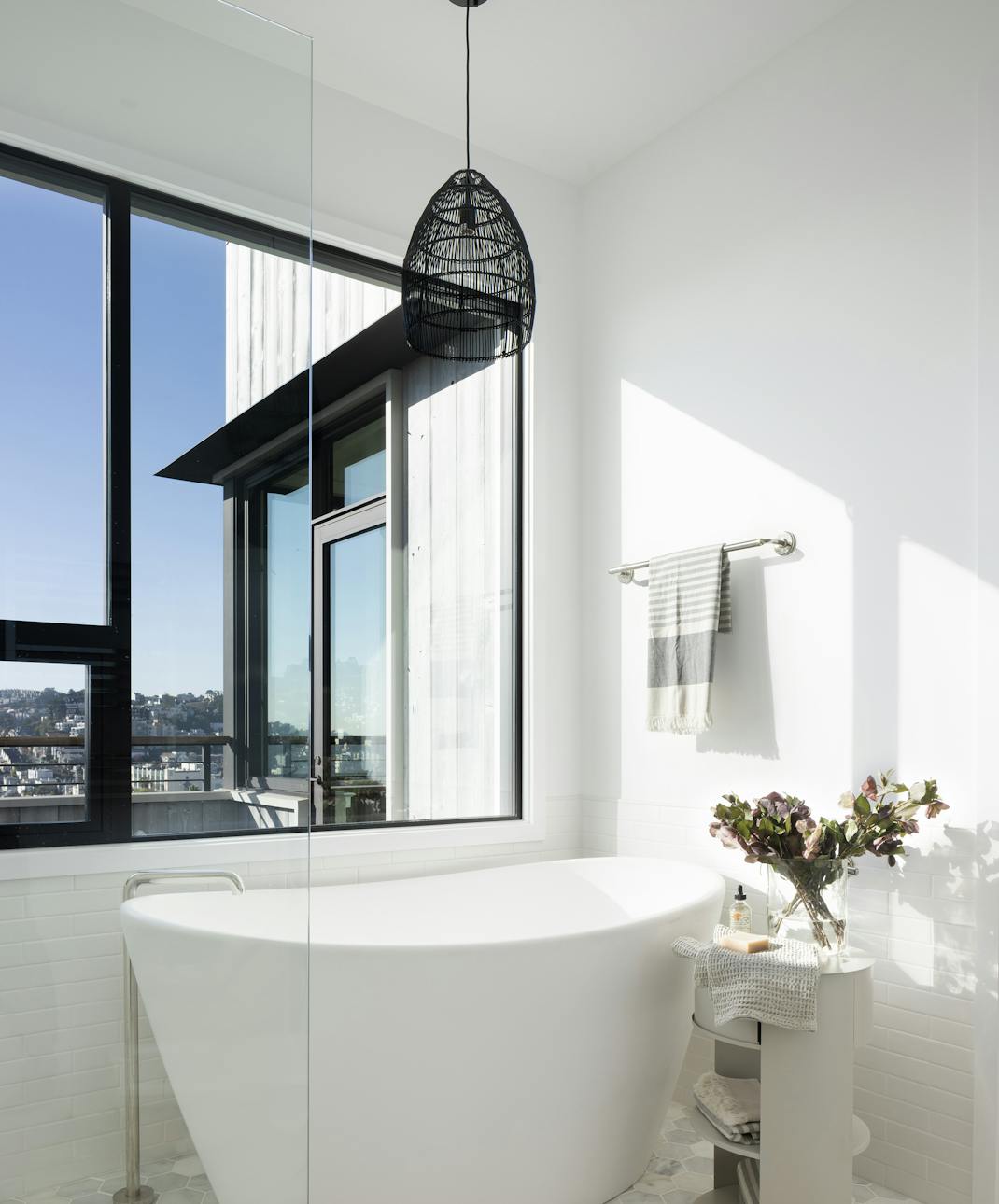Andrew-Mann-Architecture-California-Noe-Valley-Perch-Bathtub-with-View