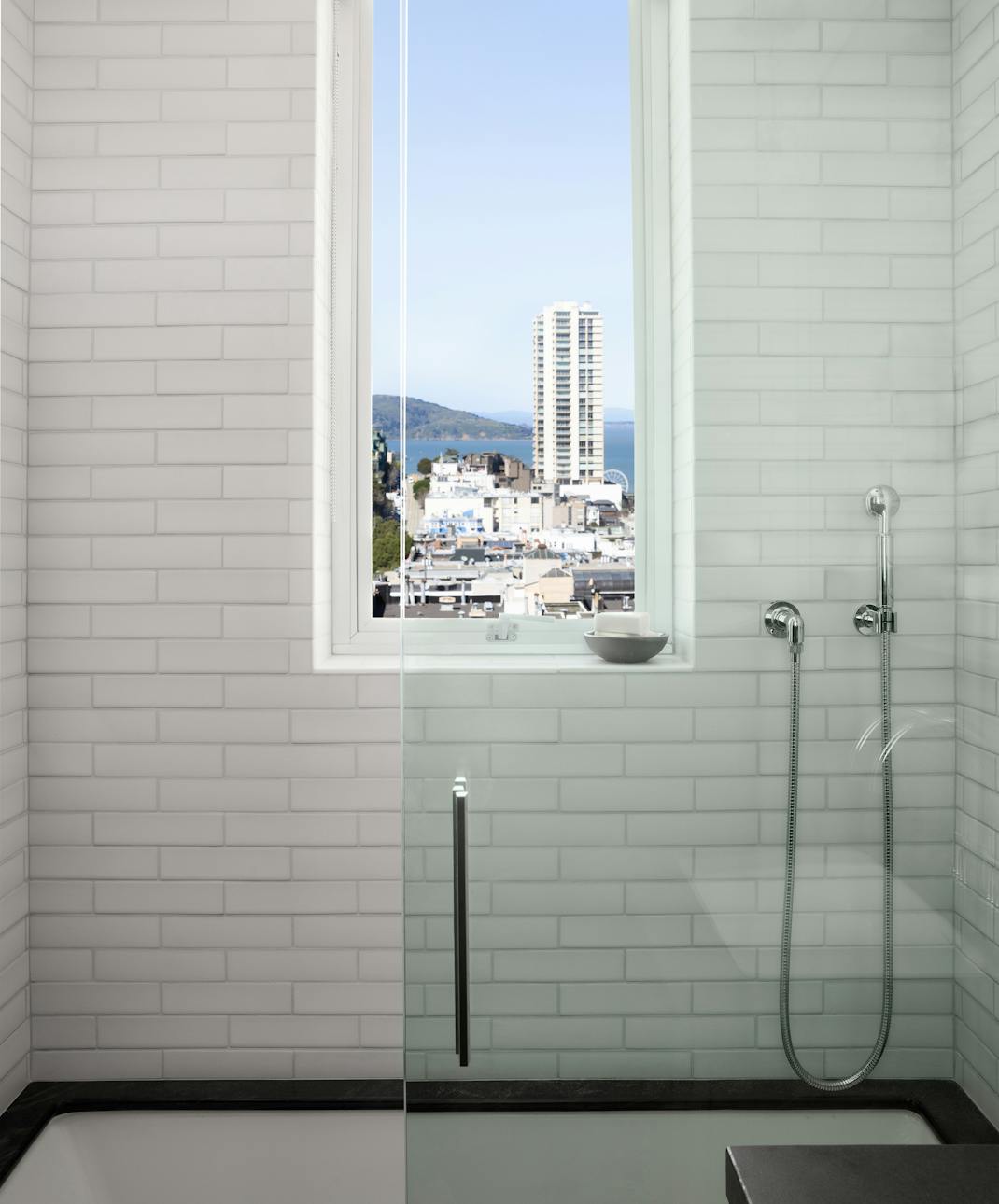 Andrew-Mann-Architecture-California-Nob-Hill-Pied-à-terre-Bathtub-with-View