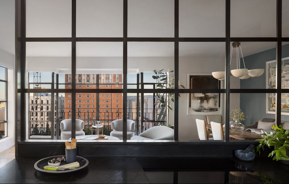 Andrew-Mann-Architecture-California-Nob-Hill-Pied-à-terre-Kitchen-Counter-with-Plate