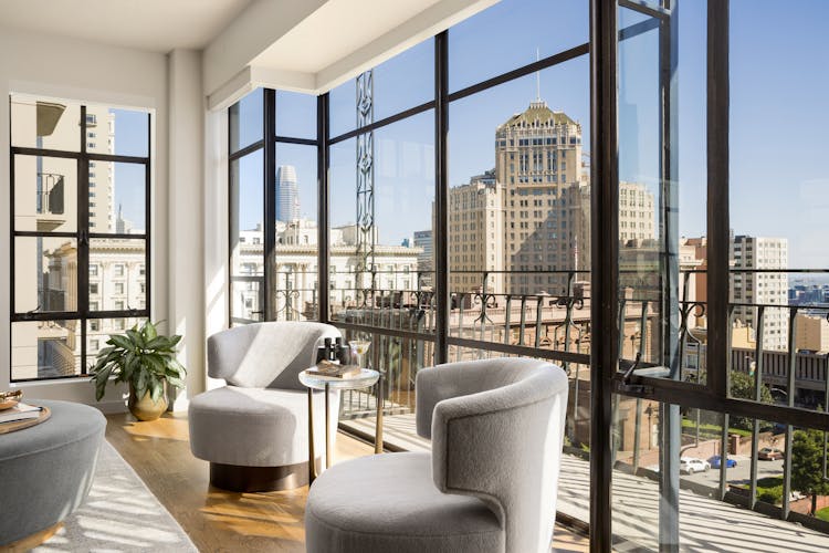 Andrew-Mann-Architecture-California-Nob-Hill-Pied-à-terre-Living-Room-Slipper-Chairs