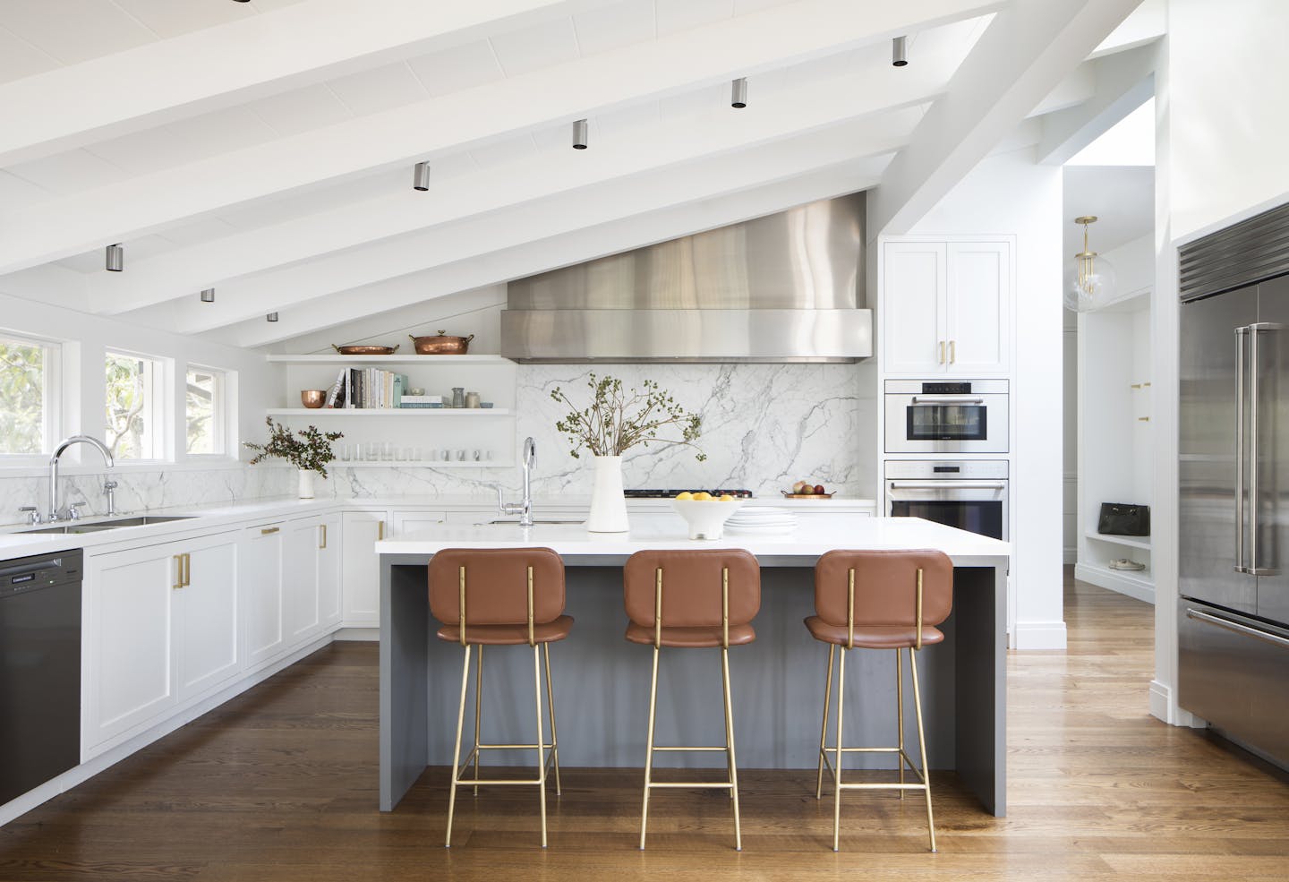 Andrew-Mann-Architecture-California-Meadow-Estate-Kitchen-Main