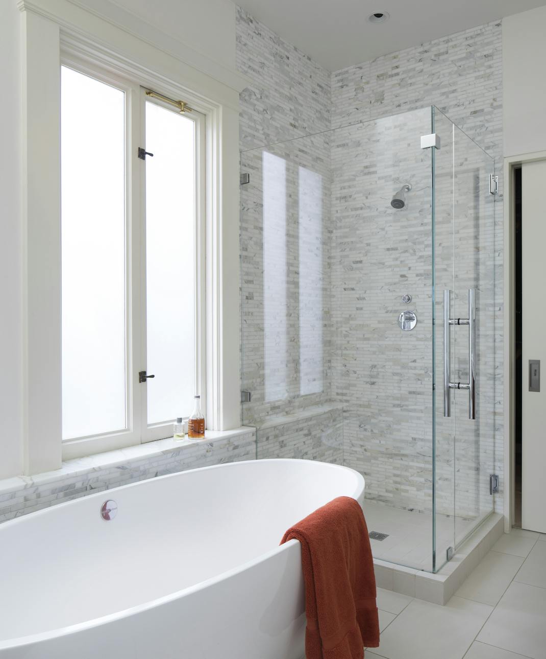 Andrew-Mann-Architecture-California-Urban-Style-Bathroom-Bathtub-and-Shower-View