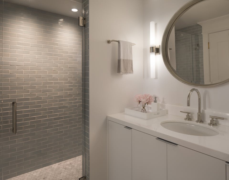 Andrew-Mann-Architecture-California-Urban-Style-Bathroom-Vanity