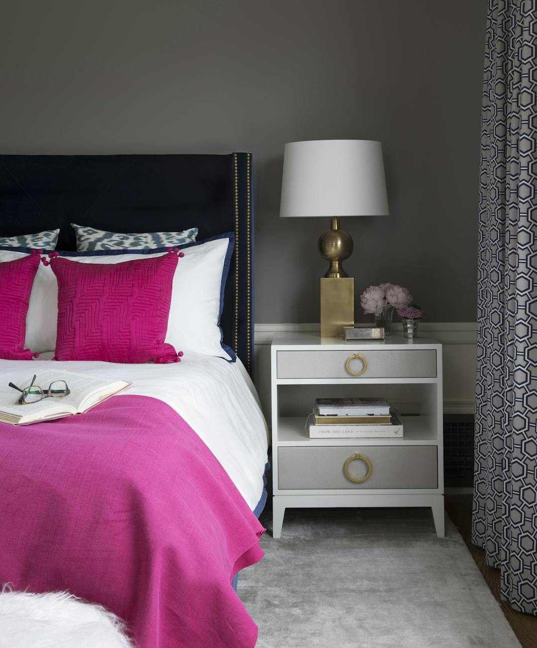 Andrew-Mann-Architecture-California-Urban-Style-Bedroom-Night-Stand