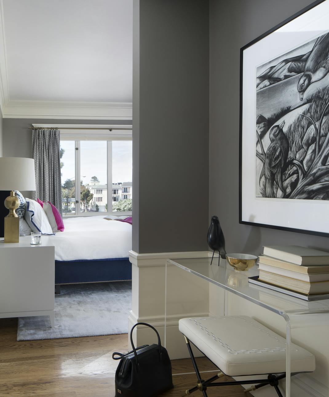 Andrew-Mann-Architecture-California-Urban-Style-Hallway-to-Bedroom