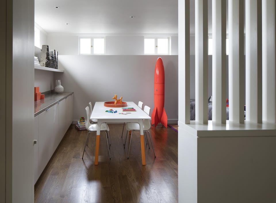 Andrew-Mann-Architecture-California-Urban-Style-Lounge-White-Table-with-Dog-Toy-in-Tray