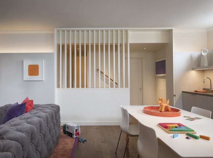 Andrew-Mann-Architecture-California-Urban-Style-Lounge-View-of-Stairs-with-White-Slats-Partition