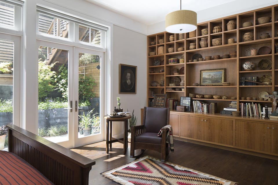 Andrew-Mann-Architecture-California-Modern-Craftsman-Bedroom-Shelves-and Patio-view