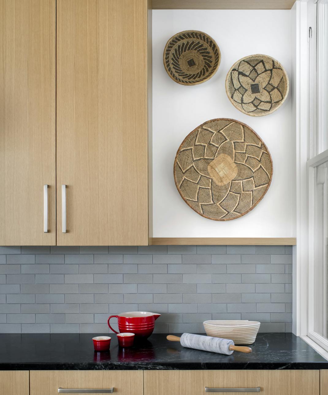 Andrew-Mann-Architecture-California-Castro-Edwardian-Kitchen-Baskets-on-wall