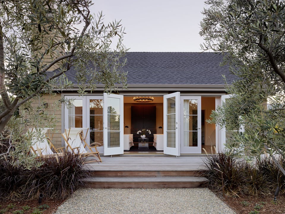 Andrew-Mann-Architecture-California-Wine-Country-Back-Patio-with-Deck-Chairs