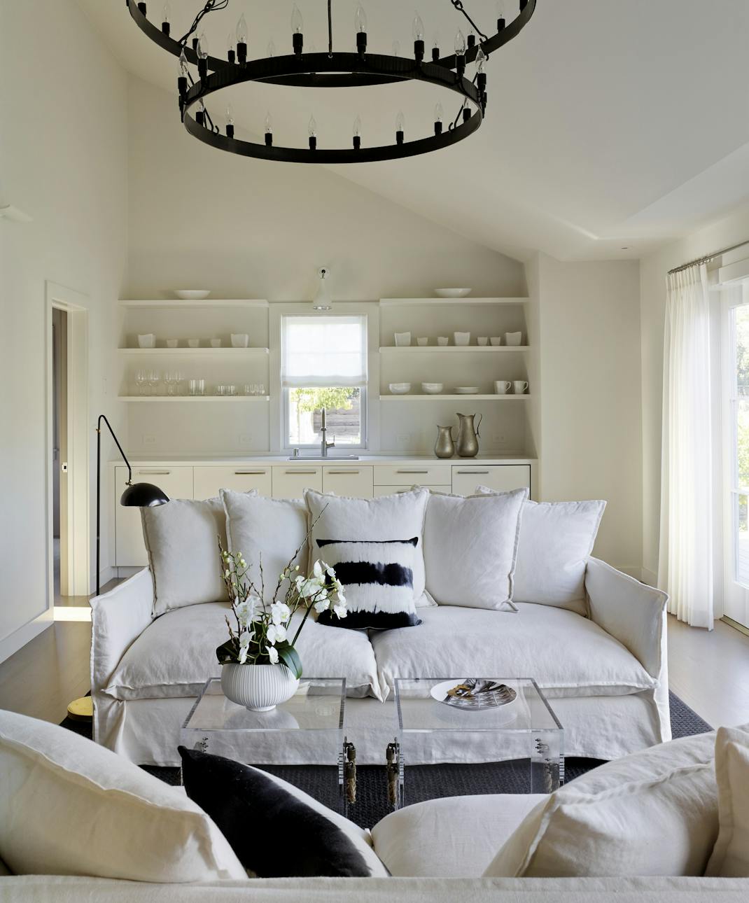 Andrew-Mann-Architecture-California-Wine-Country-White-Sofas-with-Black-Chandelier