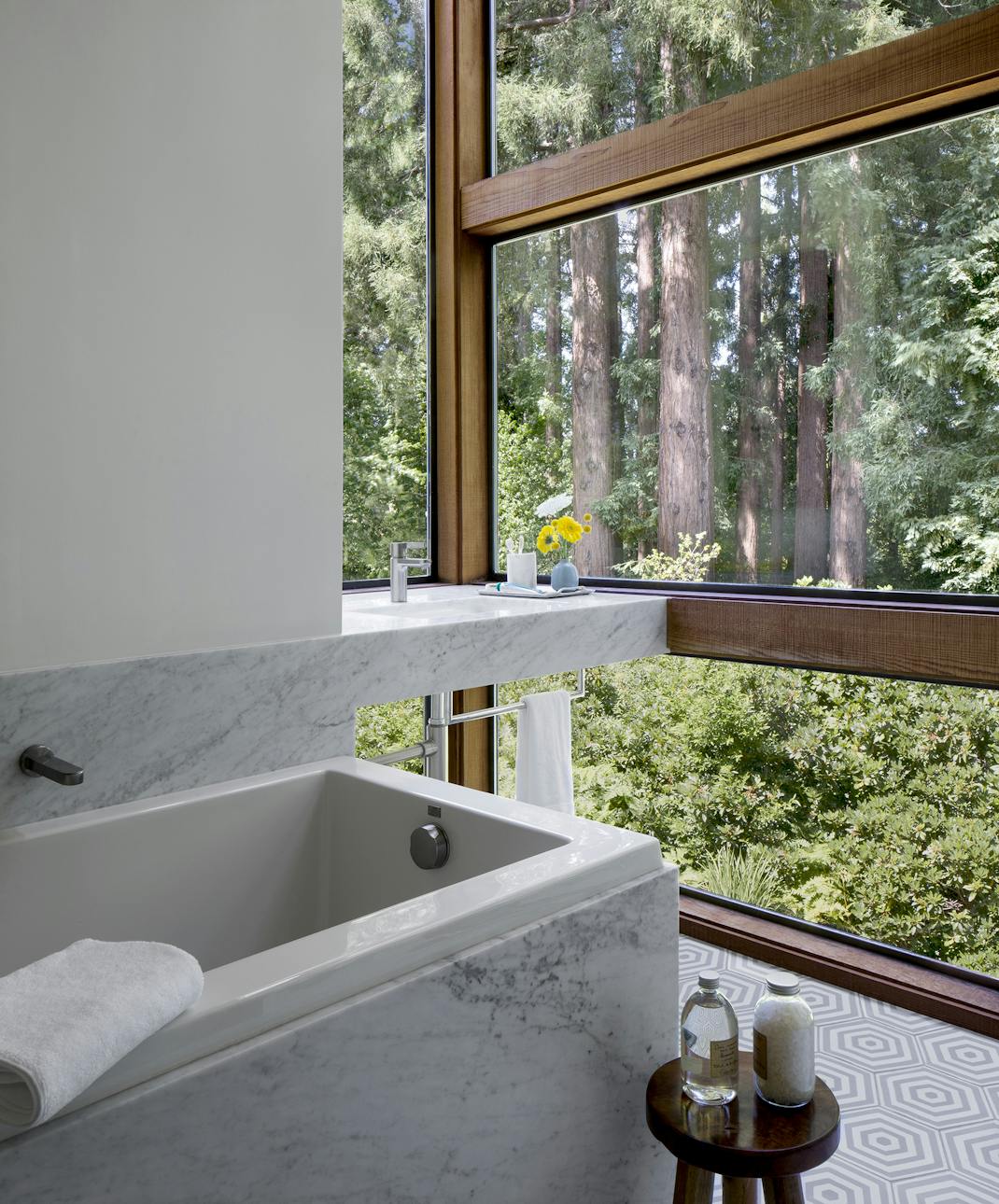 Andrew-Mann-Architecture-California-Sonoma-Retreat-Bathtub-with-outdoor-view