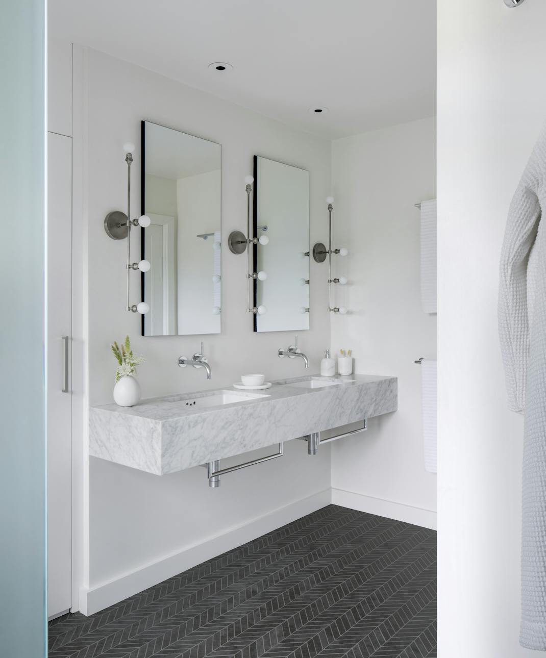 Andrew-Mann-Architecture-California-Sonoma-Retreat-Bathroom-Double-Sink-Vanity
