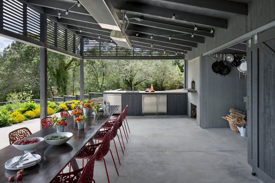 Andrew-Mann-Architecture-California-Sonoma-Retreat-Cabana-Dining-Tablescape-with-Flowers