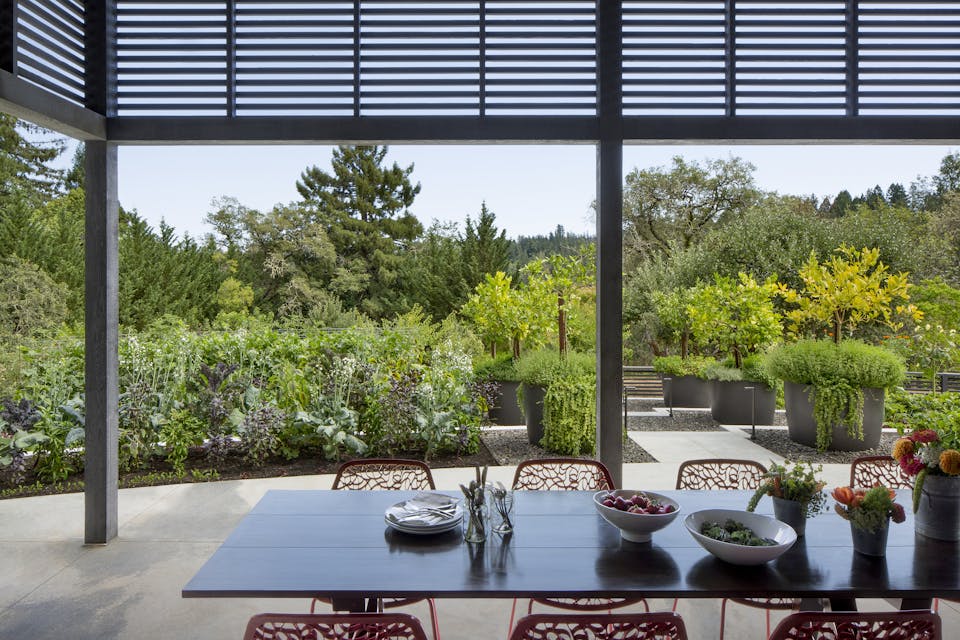Andrew-Mann-Architecture-California-Sonoma-Retreat-Cabana-Looking-Out-to-Garden