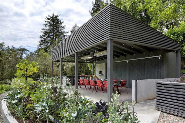Andrew-Mann-Architecture-California-Sonoma-Retreat-Cabana-with-Red-Chairs