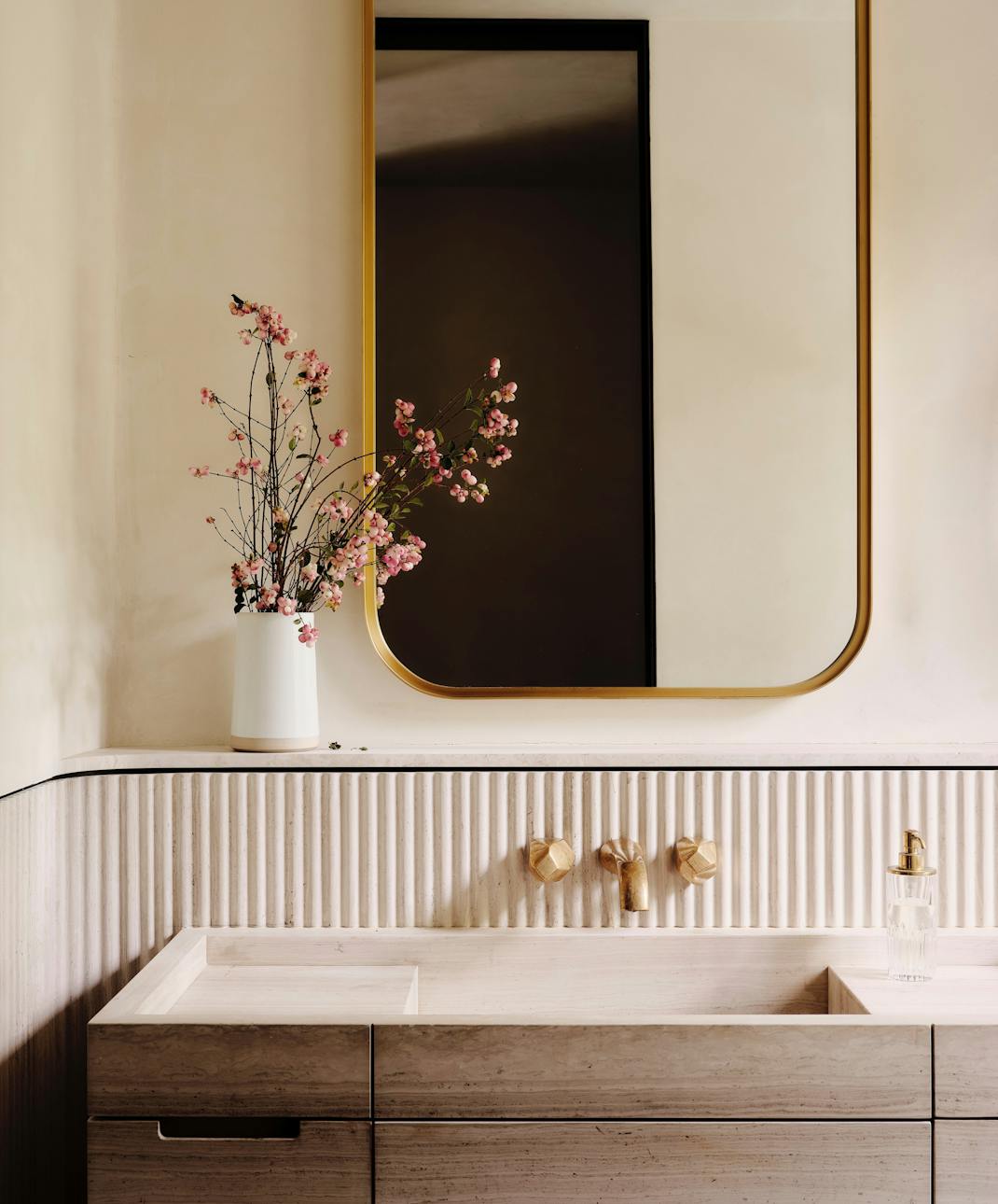 Andrew-Mann-Architecture-California-Woodlands-Estate-Powder-Bathroom