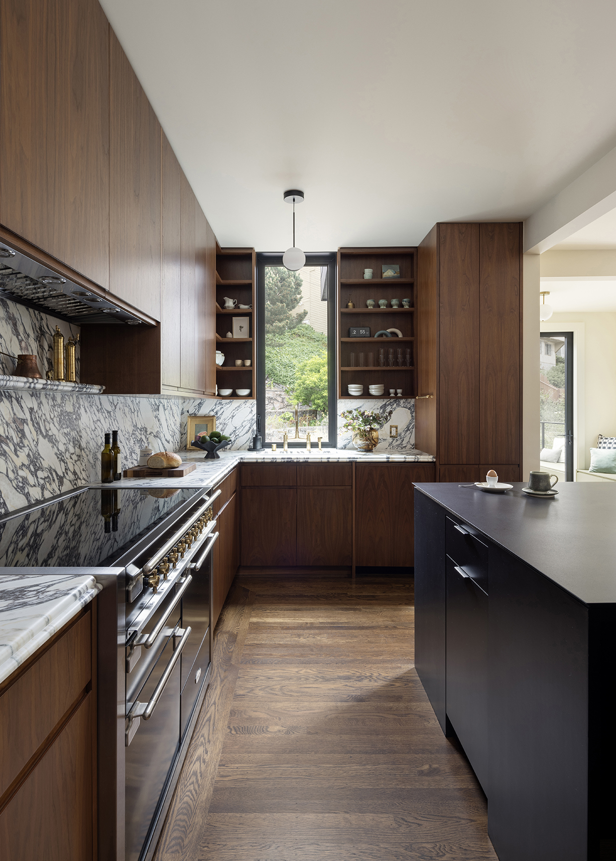 Andrew-Mann-Architecture-California-Sunset-Edwardian-Kitchen-Window