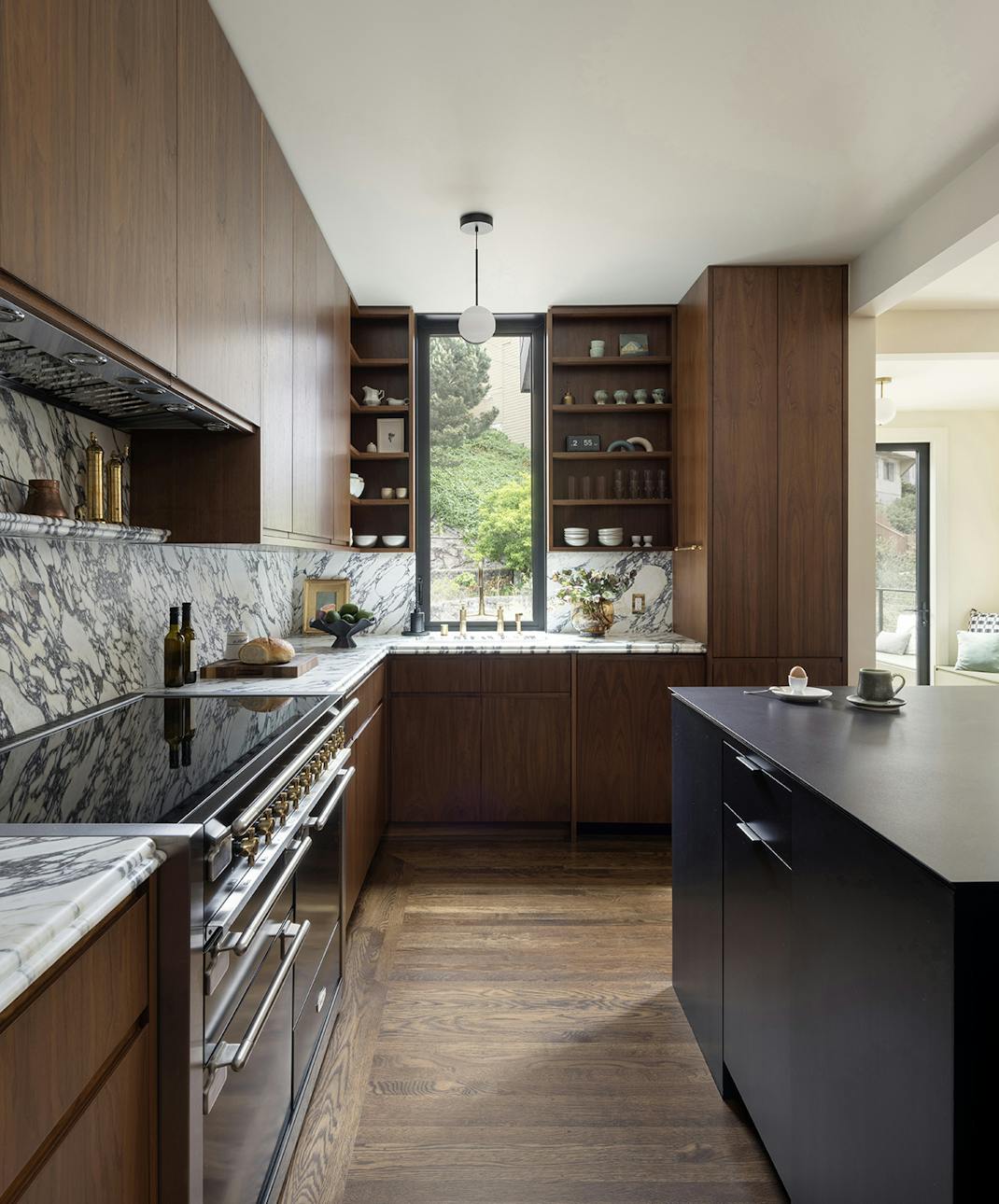 Andrew-Mann-Architecture-California-Sunset-Edwardian-Kitchen-Window