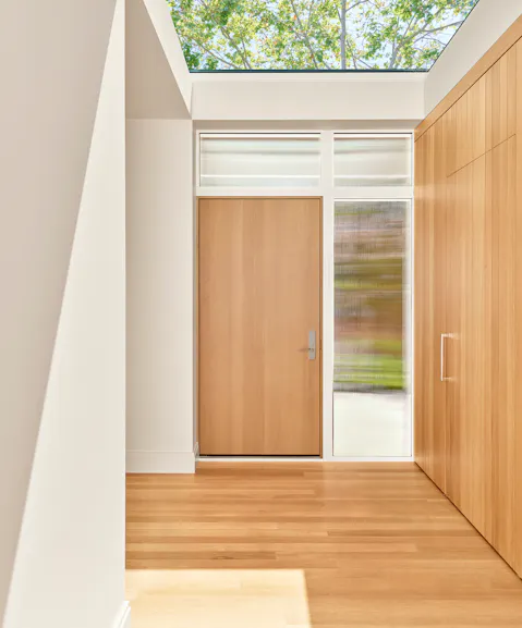 Andrew-Mann-Architecture-California-Hillside-Residence-Entry-Skylight