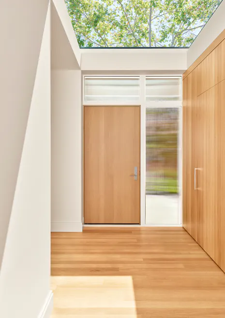Andrew-Mann-Architecture-California-Hillside-Residence-Entry-Skylight
