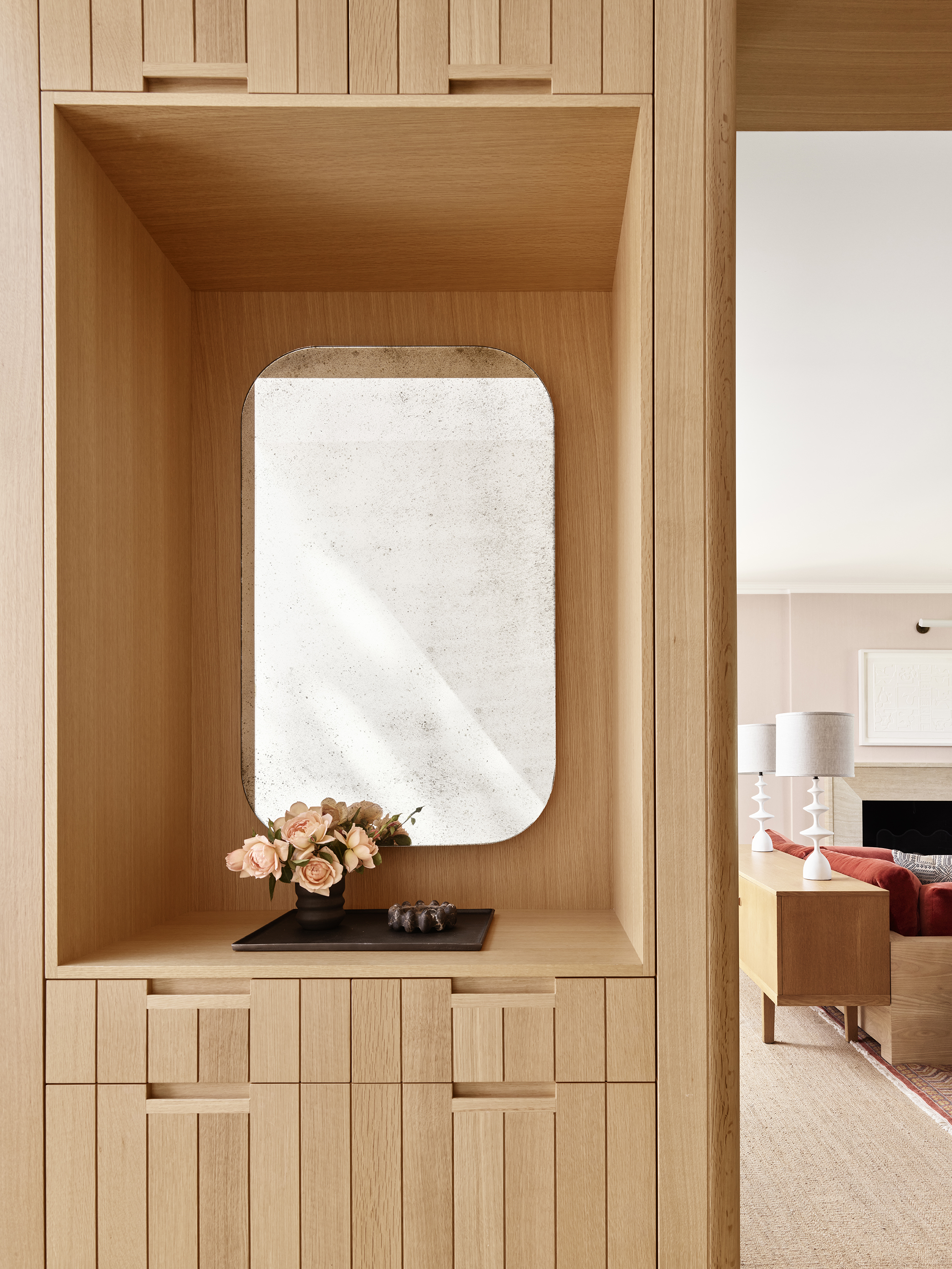 Andrew-Mann-Architecture-California-Hillside-Residence-Entry-Mirror-Casework