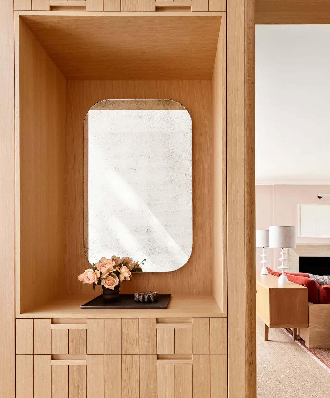 Andrew-Mann-Architecture-California-Hillside-Residence-Entry-Mirror-Casework