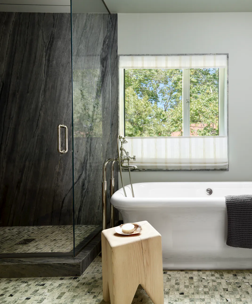Andrew-Mann-Architecture-California-Hillside-Residence-Primary-Bathroom