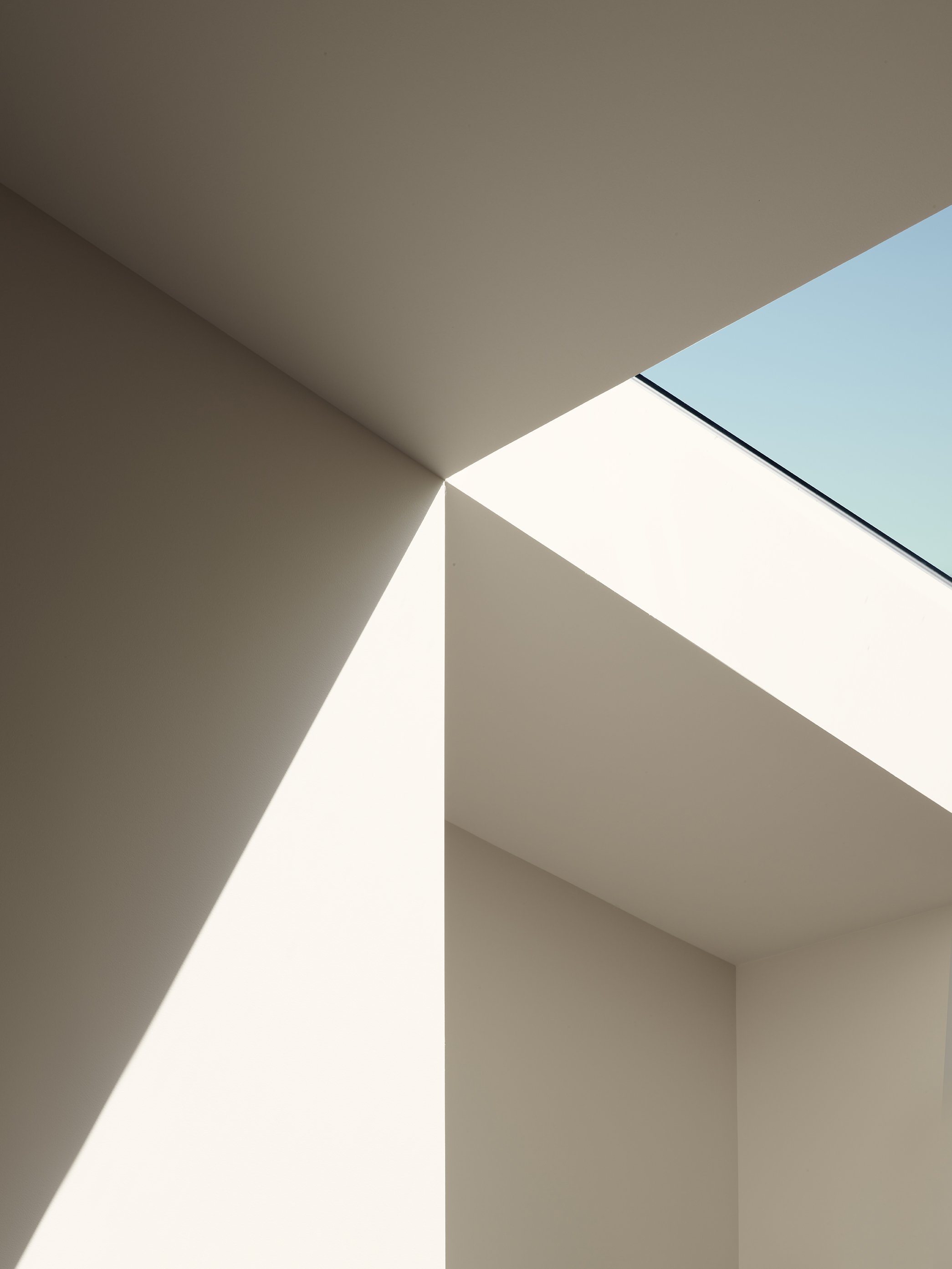 Andrew-Mann-Architecture-California-Hillside-Residence-Skylight-Detail