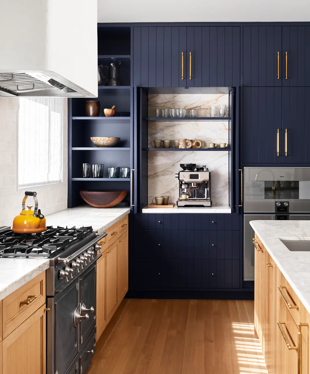 Andrew-Mann-Architecture-California-Hillside-Residence-Kitchen-Coffee-Bar