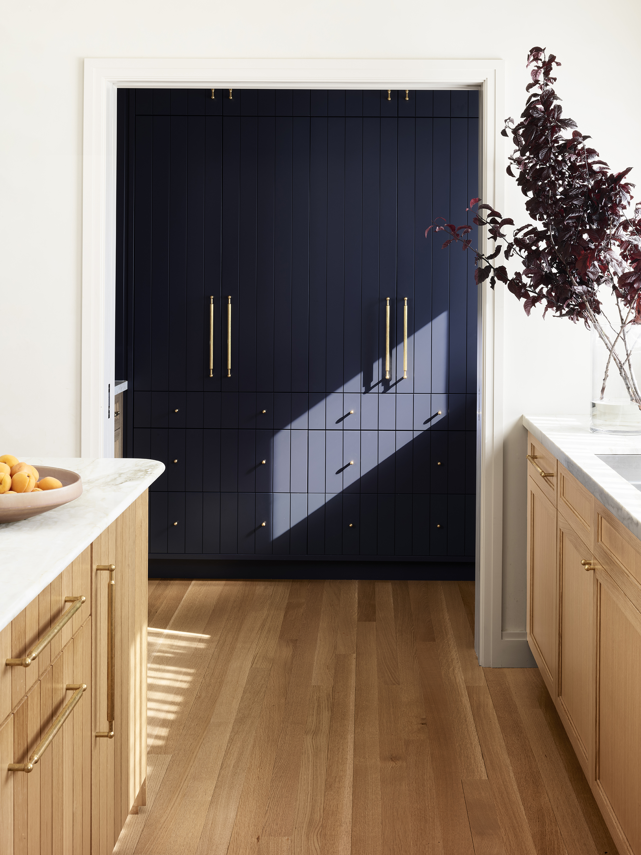 Andrew-Mann-Architecture-California-Hillside-Residence-Kitchen-Pantry-View